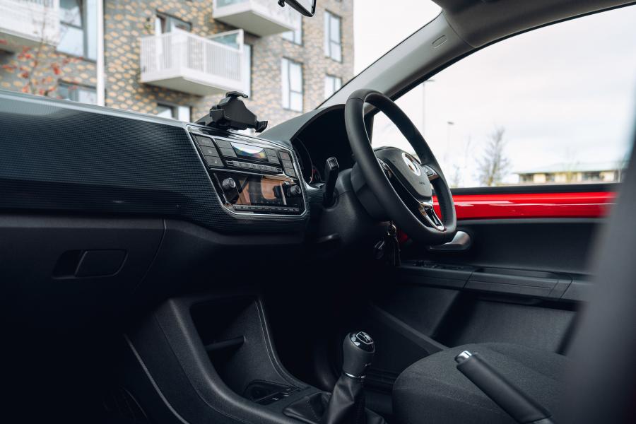 Интерьер Volkswagen up! Black Edition 2020 года  (UK) (фото 37 из 40)